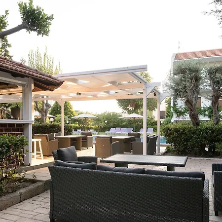 Lägenhetshotell Terinikos Sunny Garden & Junior 2*